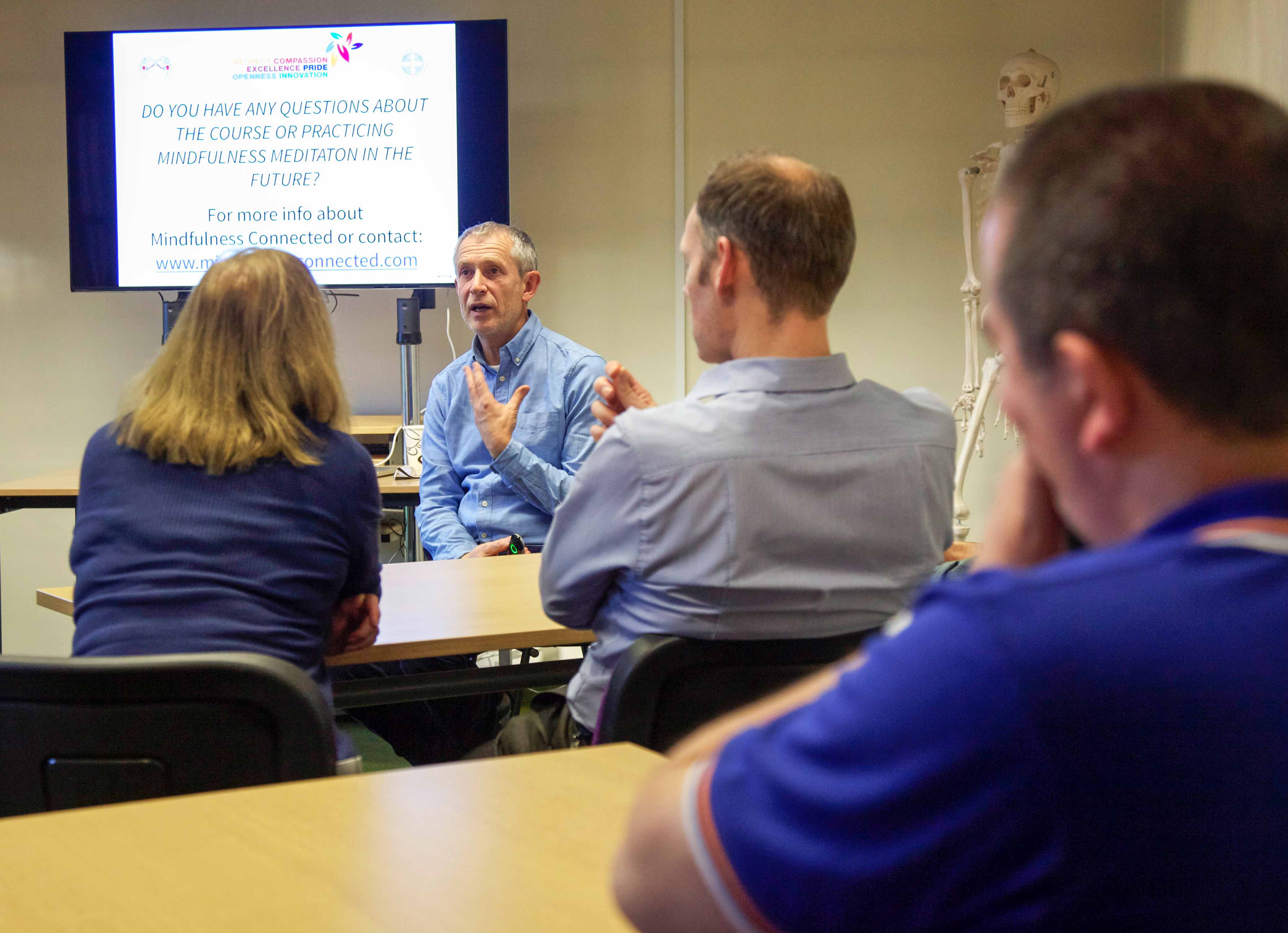 Didactic and experiential teaching with supporting PowerPoint in cabaret seating